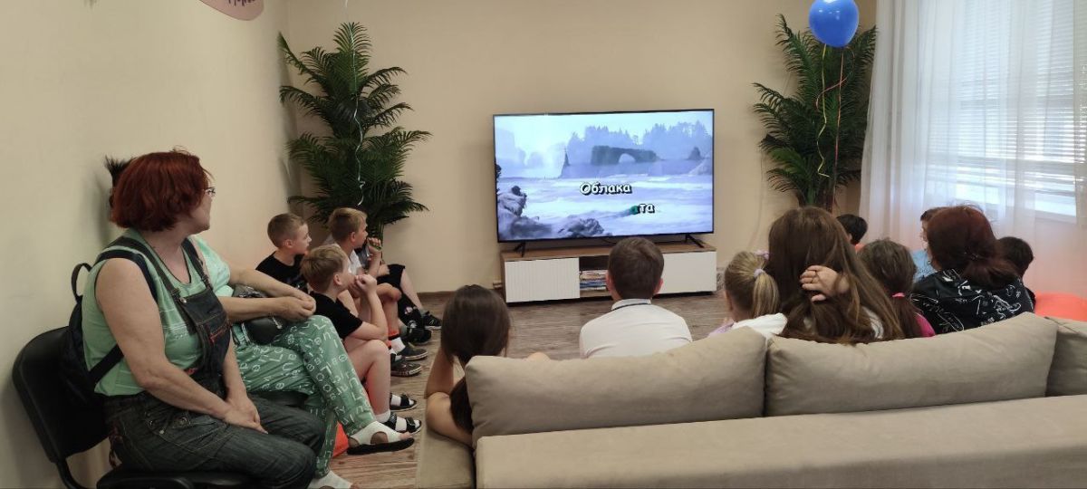 После детской развлекательной программы дети вместе с родителями пели в караоке песни из советских мультфильмов, а затем угадывали современные песни После детской развлекательной программы дети вместе с родителями пели в караоке песни из советских мультфильмов, а затем угадывали современные песни