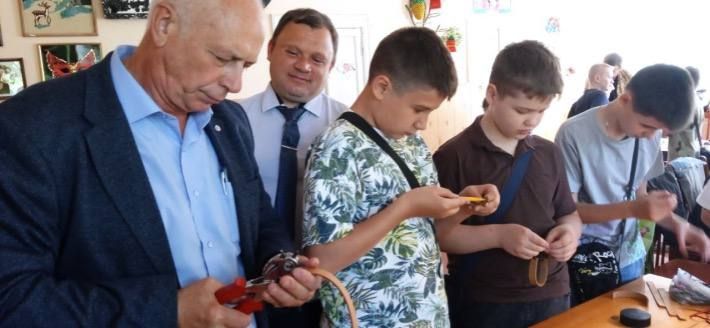 Муниципальное бюджетное учреждение дополнительного образования «Харцызская станция юных техников», как обычно, радушно распахнуло двери для добрых друзей – волонтеров из республики Татарстан Муниципальное бюджетное учреждение дополнительного образования «Харцызская станция юных техников», как обычно, радушно распахнуло двери для добрых друзей – волонтеров из республики Татарстан