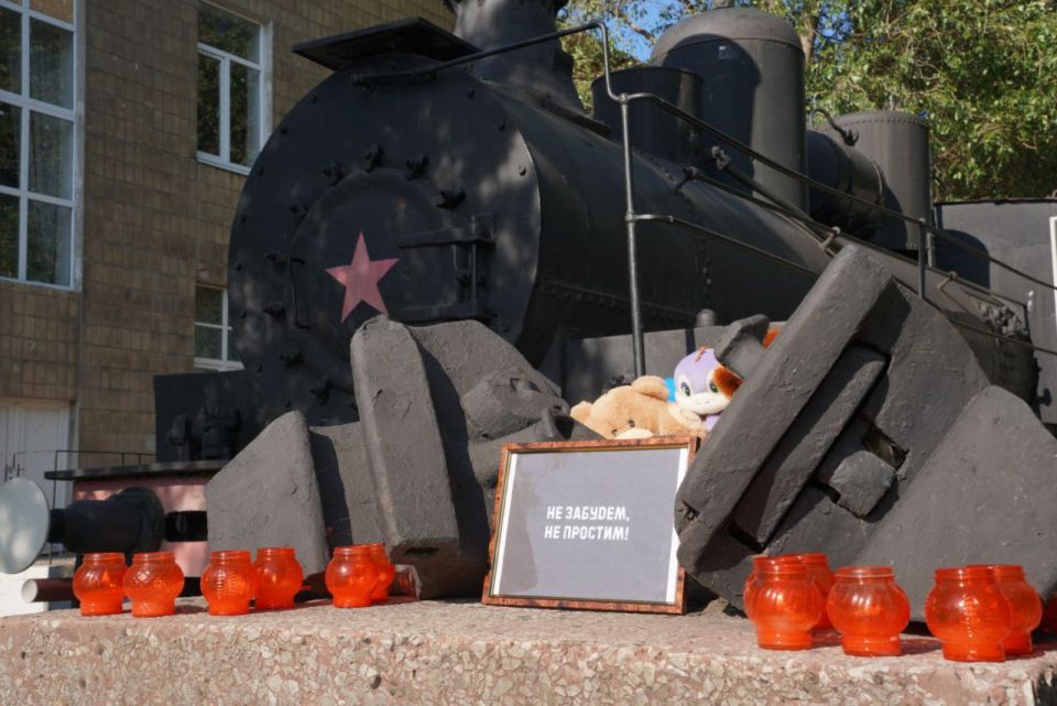 Возложение в память о погибших в Брянской области прошло у мемориала возле музея-паровоза в Ясиноватой Возложение в память о погибших в Брянской области прошло у мемориала возле музея-паровоза в Ясиноватой