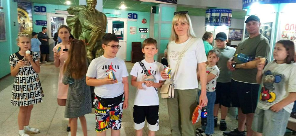 ПРАЗДНИК ДЕТСТВА. По инициативе Донецкого городского совета юные граждане нашего города в День защиты детей посетили центральный кинозал ПРАЗДНИК ДЕТСТВА. По инициативе Донецкого городского совета юные граждане нашего города в День защиты детей посетили центральный кинозал