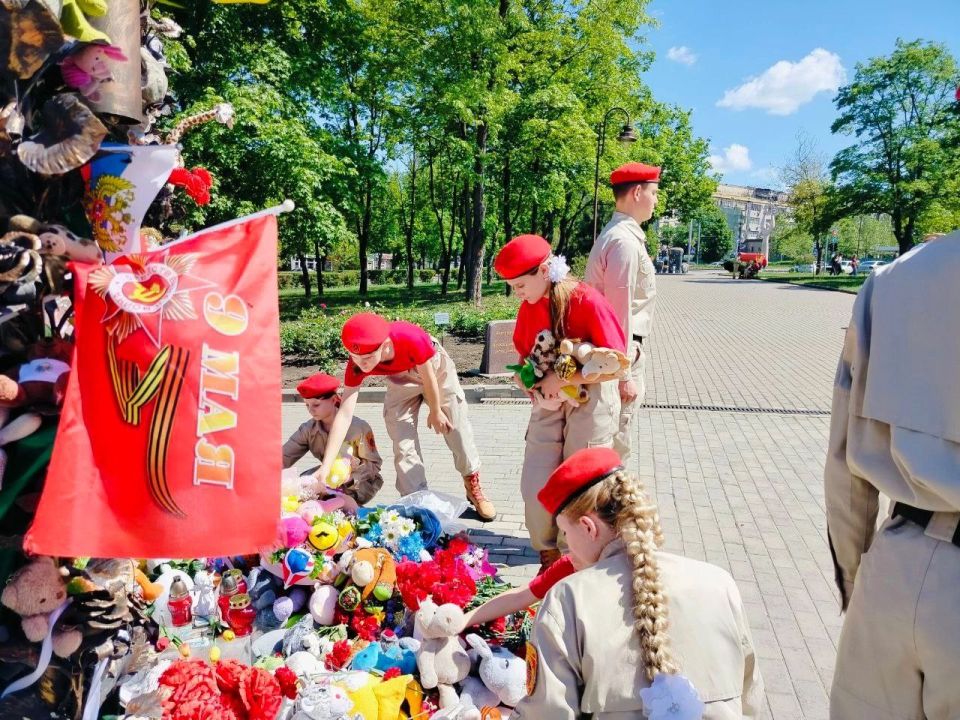 Юнармейцы ВПК "Патриот" ГБОУ "Школа №119 г. о. Донецк" местного отделения города Донецка вместе с куратором Новиковой Л.А. в День защиты детей отправились на Аллею ангелов Юнармейцы ВПК "Патриот" ГБОУ "Школа №119 г. о. Донецк" местного отделения города Донецка вместе с куратором Новиковой Л.А. в День защиты детей отправились на Аллею ангелов
