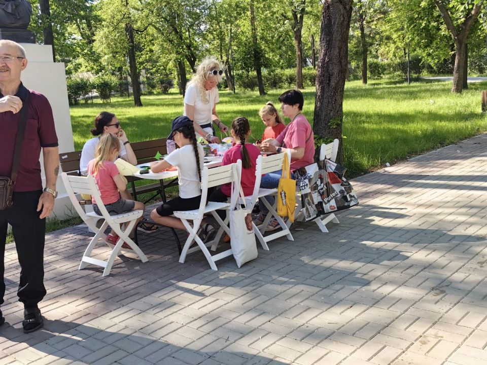 В Городском саду сегодня было многолюдно, шумно: сотни детей приняли участие в творческих мастер классах, эстафетах, викторинах В Городском саду сегодня было многолюдно, шумно: сотни детей приняли участие в творческих мастер классах, эстафетах, викторинах
