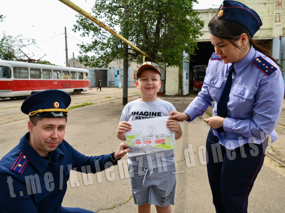 Маленький шаг к большой мечте: семилетнему дончанину провели экскурсию по трамвайному депо Маленький шаг к большой мечте: семилетнему дончанину провели экскурсию по трамвайному депо