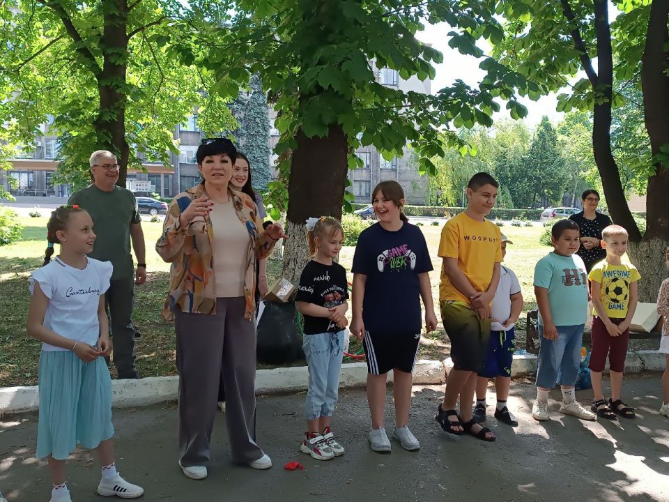 Дети - это единственные люди, которые верят в магию без доказательств, летают без крыльев и строят замки из воздуха Дети - это единственные люди, которые верят в магию без доказательств, летают без крыльев и строят замки из воздуха