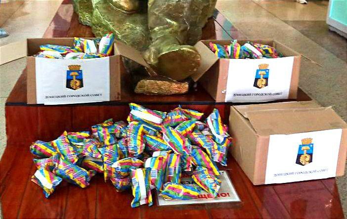 ПРАЗДНИК ДЕТСТВА. По инициативе Донецкого городского совета юные граждане нашего города в День защиты детей посетили центральный кинозал ПРАЗДНИК ДЕТСТВА. По инициативе Донецкого городского совета юные граждане нашего города в День защиты детей посетили центральный кинозал