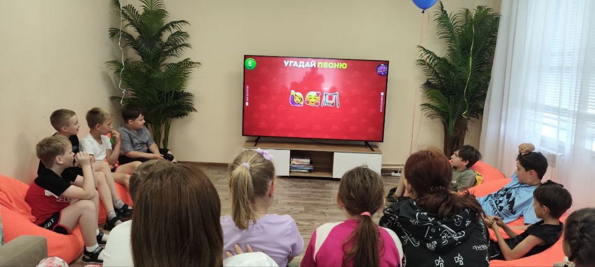 После детской развлекательной программы дети вместе с родителями пели в караоке песни из советских мультфильмов, а затем угадывали современные песни После детской развлекательной программы дети вместе с родителями пели в караоке песни из советских мультфильмов, а затем угадывали современные песни