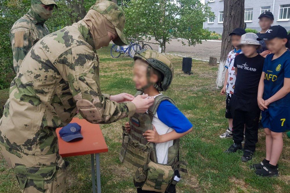 Росгвардейцы поздравили детей в новых регионах России Росгвардейцы поздравили детей в новых регионах России