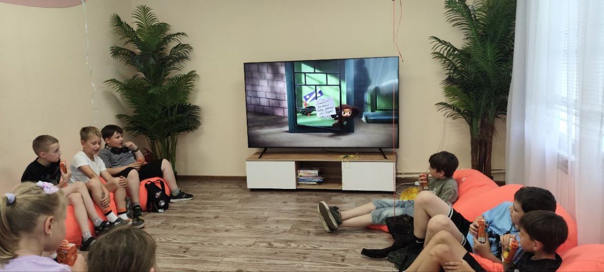 После детской развлекательной программы дети вместе с родителями пели в караоке песни из советских мультфильмов, а затем угадывали современные песни После детской развлекательной программы дети вместе с родителями пели в караоке песни из советских мультфильмов, а затем угадывали современные песни