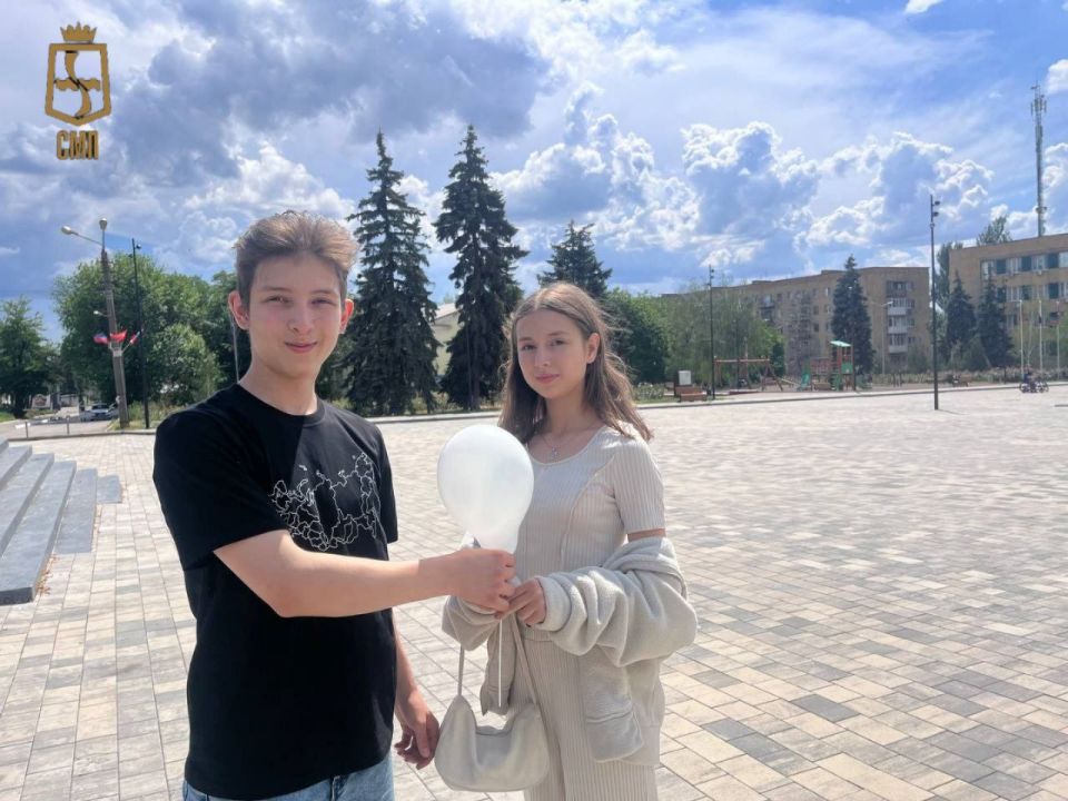 Белые шары — символ детской радости и чистоты Белые шары — символ детской радости и чистоты