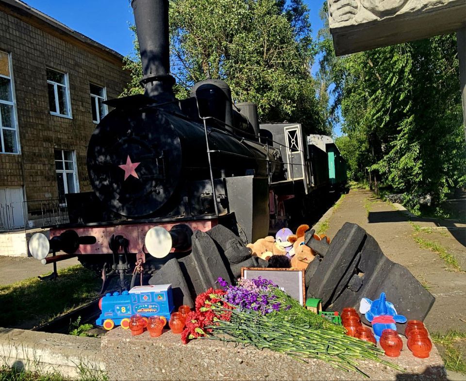 Возложение в память о погибших в Брянской области прошло у мемориала возле музея-паровоза в Ясиноватой Возложение в память о погибших в Брянской области прошло у мемориала возле музея-паровоза в Ясиноватой