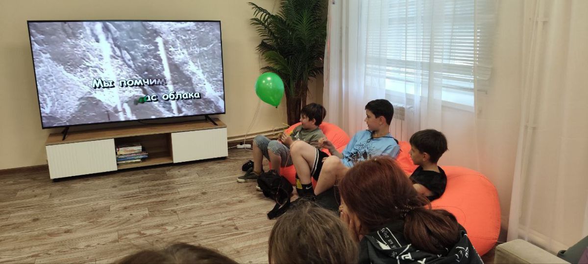 После детской развлекательной программы дети вместе с родителями пели в караоке песни из советских мультфильмов, а затем угадывали современные песни После детской развлекательной программы дети вместе с родителями пели в караоке песни из советских мультфильмов, а затем угадывали современные песни