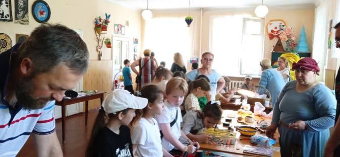 Муниципальное бюджетное учреждение дополнительного образования «Харцызская станция юных техников», как обычно, радушно распахнуло двери для добрых друзей – волонтеров из республики Татарстан Муниципальное бюджетное учреждение дополнительного образования «Харцызская станция юных техников», как обычно, радушно распахнуло двери для добрых друзей – волонтеров из республики Татарстан