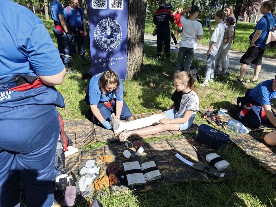 В Городском саду сегодня было многолюдно, шумно: сотни детей приняли участие в творческих мастер классах, эстафетах, викторинах В Городском саду сегодня было многолюдно, шумно: сотни детей приняли участие в творческих мастер классах, эстафетах, викторинах