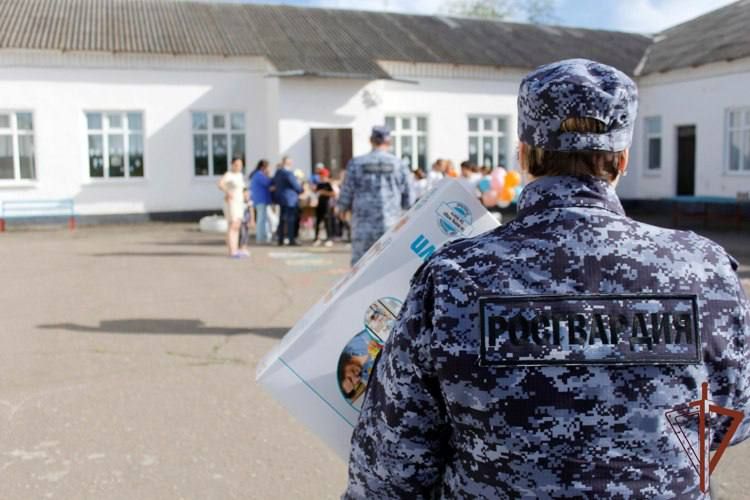 Росгвардейцы поздравили детей в новых регионах России