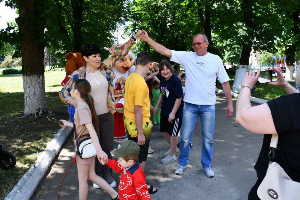 Дети - это единственные люди, которые верят в магию без доказательств, летают без крыльев и строят замки из воздуха Дети - это единственные люди, которые верят в магию без доказательств, летают без крыльев и строят замки из воздуха
