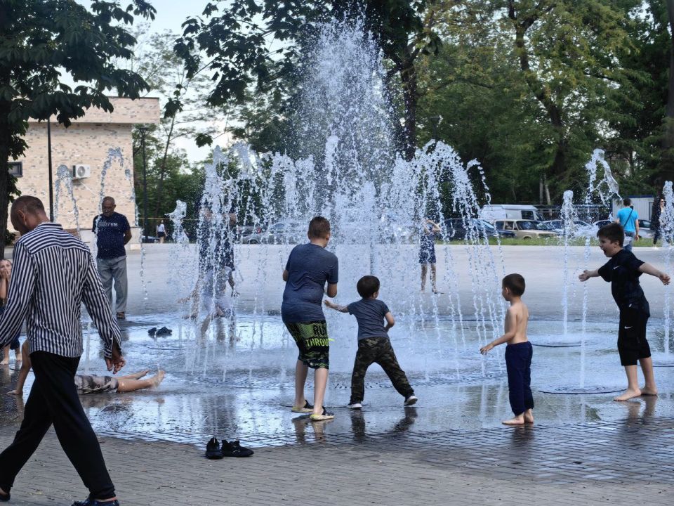 В Городском саду сегодня было многолюдно, шумно: сотни детей приняли участие в творческих мастер классах, эстафетах, викторинах В Городском саду сегодня было многолюдно, шумно: сотни детей приняли участие в творческих мастер классах, эстафетах, викторинах