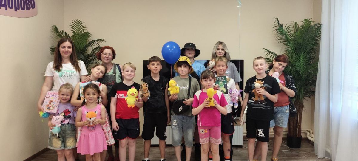 После детской развлекательной программы дети вместе с родителями пели в караоке песни из советских мультфильмов, а затем угадывали современные песни После детской развлекательной программы дети вместе с родителями пели в караоке песни из советских мультфильмов, а затем угадывали современные песни