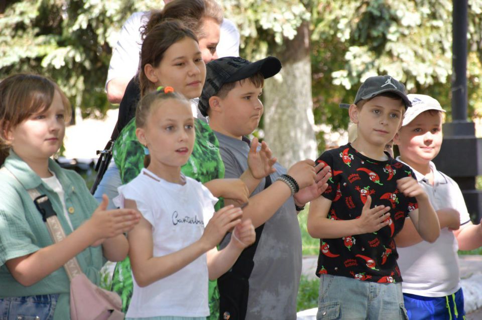 Дети - это единственные люди, которые верят в магию без доказательств, летают без крыльев и строят замки из воздуха Дети - это единственные люди, которые верят в магию без доказательств, летают без крыльев и строят замки из воздуха
