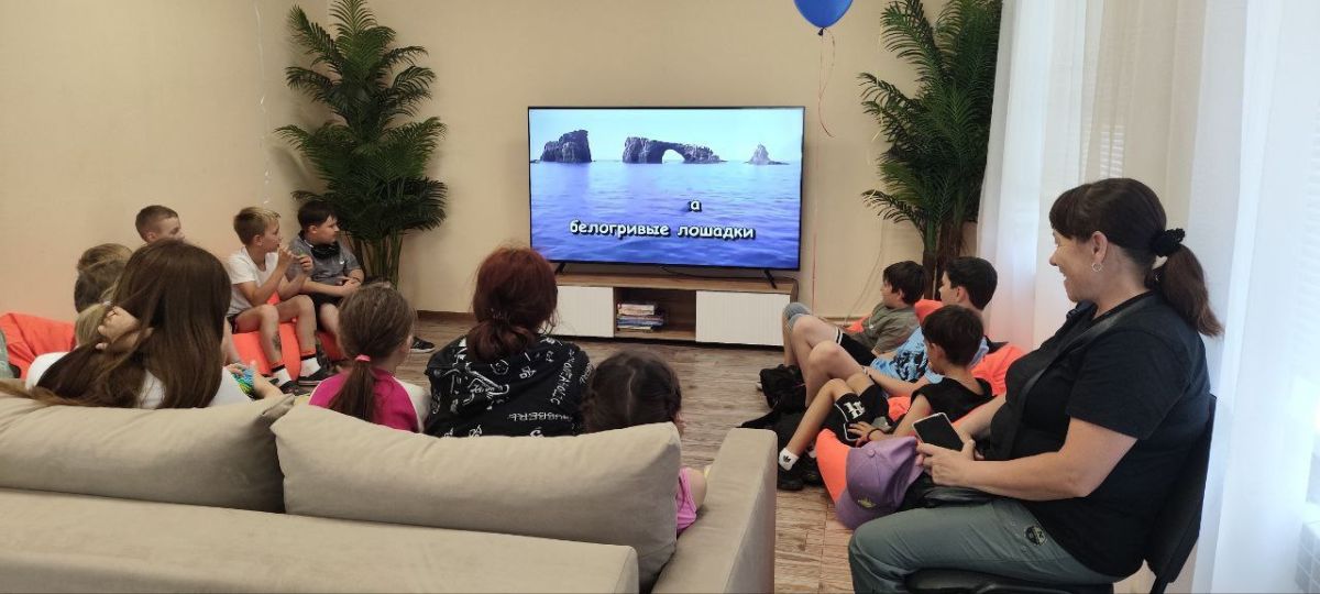 После детской развлекательной программы дети вместе с родителями пели в караоке песни из советских мультфильмов, а затем угадывали современные песни