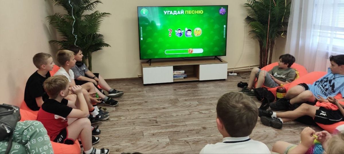 После детской развлекательной программы дети вместе с родителями пели в караоке песни из советских мультфильмов, а затем угадывали современные песни После детской развлекательной программы дети вместе с родителями пели в караоке песни из советских мультфильмов, а затем угадывали современные песни