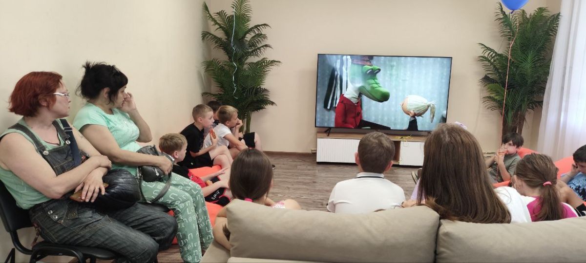 После детской развлекательной программы дети вместе с родителями пели в караоке песни из советских мультфильмов, а затем угадывали современные песни После детской развлекательной программы дети вместе с родителями пели в караоке песни из советских мультфильмов, а затем угадывали современные песни