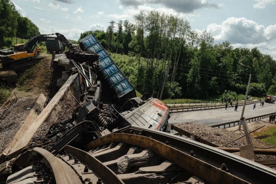 Власти Курской области рассчитывают возобновить автомобильное и железнодорожное сообщение в Железногорске в течение ближайших четырех дней после произошедшего там теракта Власти Курской области рассчитывают возобновить автомобильное и железнодорожное сообщение в Железногорске в течение ближайших четырех дней после произошедшего там теракта