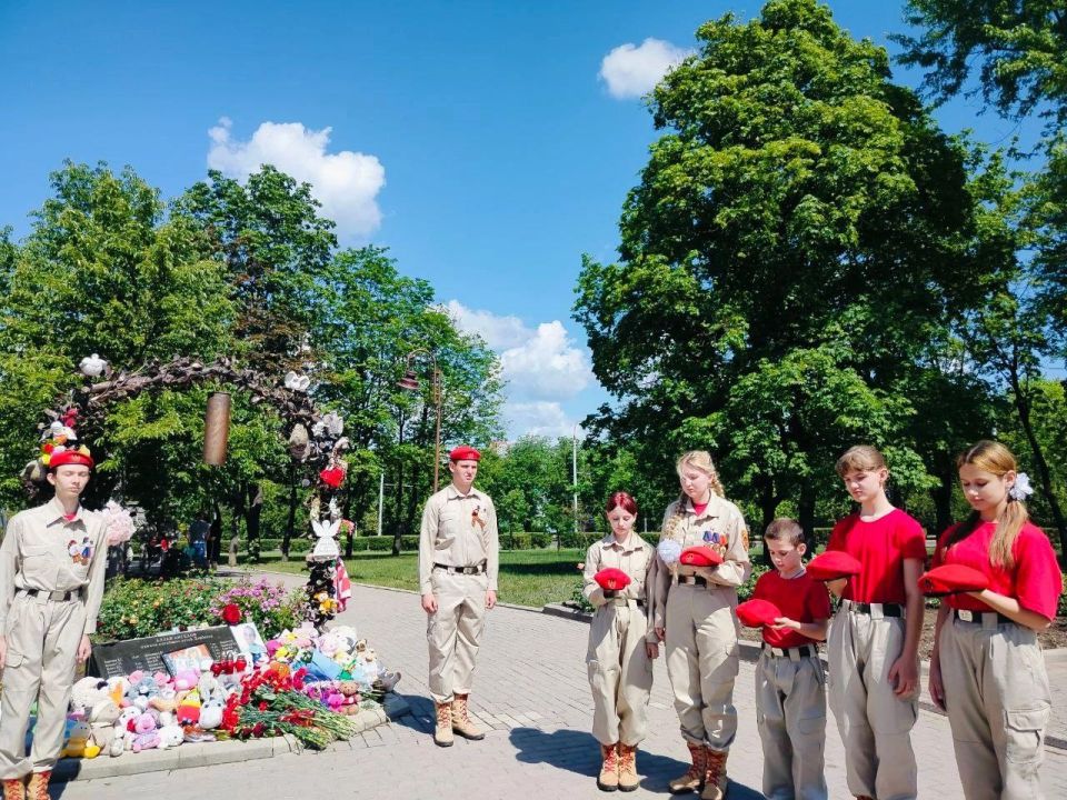 Юнармейцы ВПК "Патриот" ГБОУ "Школа №119 г. о. Донецк" местного отделения города Донецка вместе с куратором Новиковой Л.А. в День защиты детей отправились на Аллею ангелов Юнармейцы ВПК "Патриот" ГБОУ "Школа №119 г. о. Донецк" местного отделения города Донецка вместе с куратором Новиковой Л.А. в День защиты детей отправились на Аллею ангелов