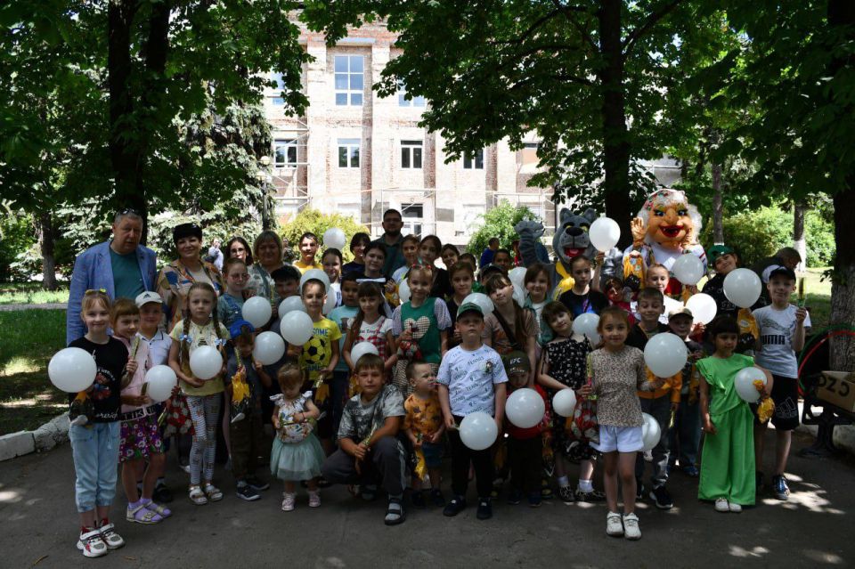 Дети - это единственные люди, которые верят в магию без доказательств, летают без крыльев и строят замки из воздуха Дети - это единственные люди, которые верят в магию без доказательств, летают без крыльев и строят замки из воздуха