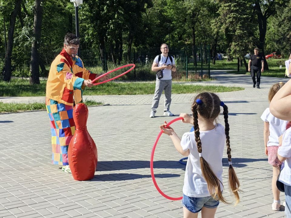 В Городском саду сегодня было многолюдно, шумно: сотни детей приняли участие в творческих мастер классах, эстафетах, викторинах В Городском саду сегодня было многолюдно, шумно: сотни детей приняли участие в творческих мастер классах, эстафетах, викторинах