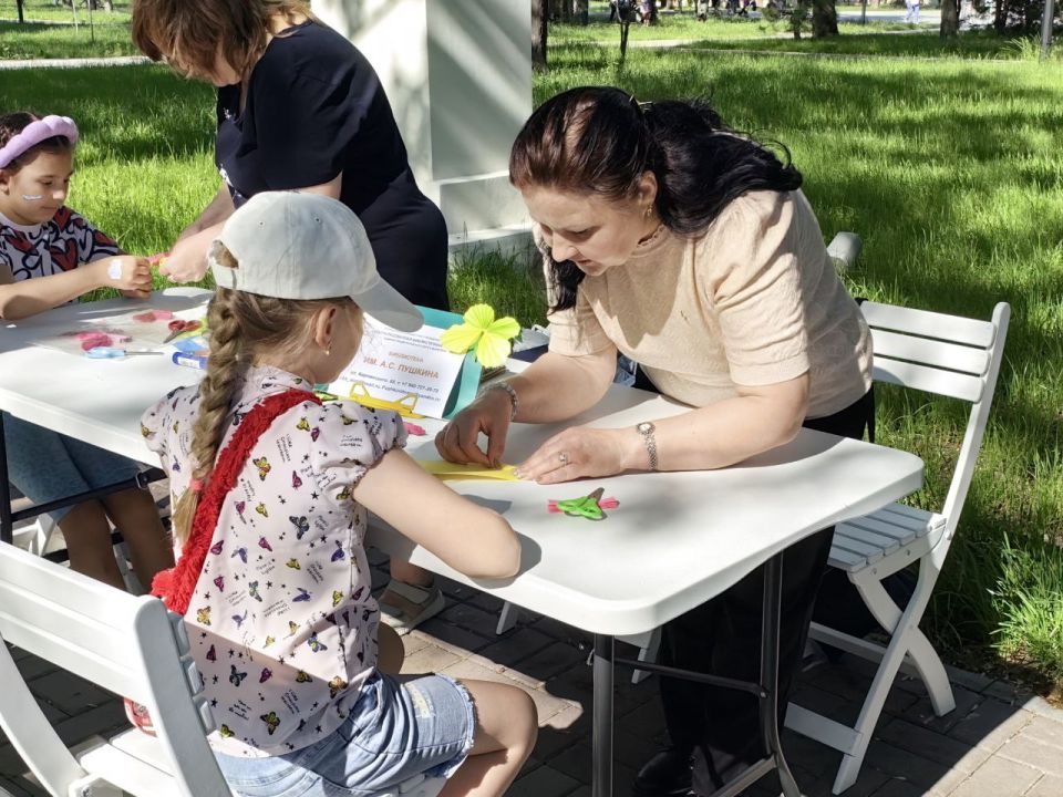 В Городском саду сегодня было многолюдно, шумно: сотни детей приняли участие в творческих мастер классах, эстафетах, викторинах В Городском саду сегодня было многолюдно, шумно: сотни детей приняли участие в творческих мастер классах, эстафетах, викторинах
