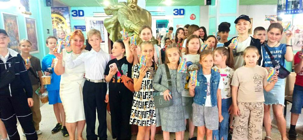 ПРАЗДНИК ДЕТСТВА. По инициативе Донецкого городского совета юные граждане нашего города в День защиты детей посетили центральный кинозал