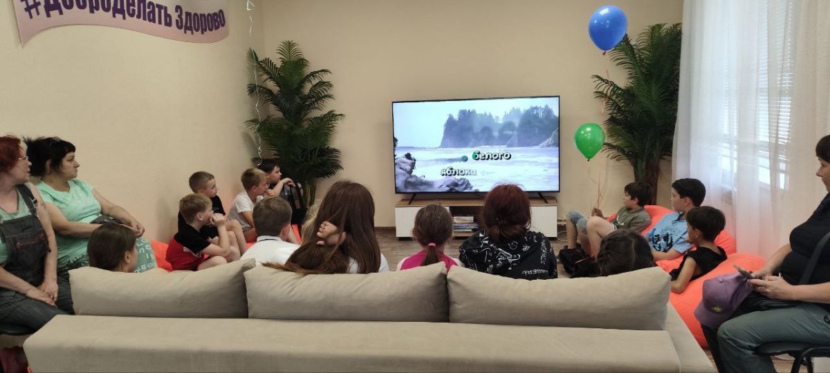 После детской развлекательной программы дети вместе с родителями пели в караоке песни из советских мультфильмов, а затем угадывали современные песни После детской развлекательной программы дети вместе с родителями пели в караоке песни из советских мультфильмов, а затем угадывали современные песни