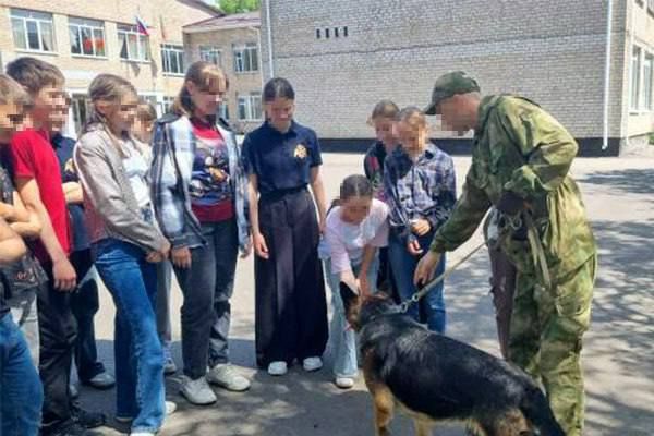 Росгвардейцы поздравили детей в новых регионах России Росгвардейцы поздравили детей в новых регионах России