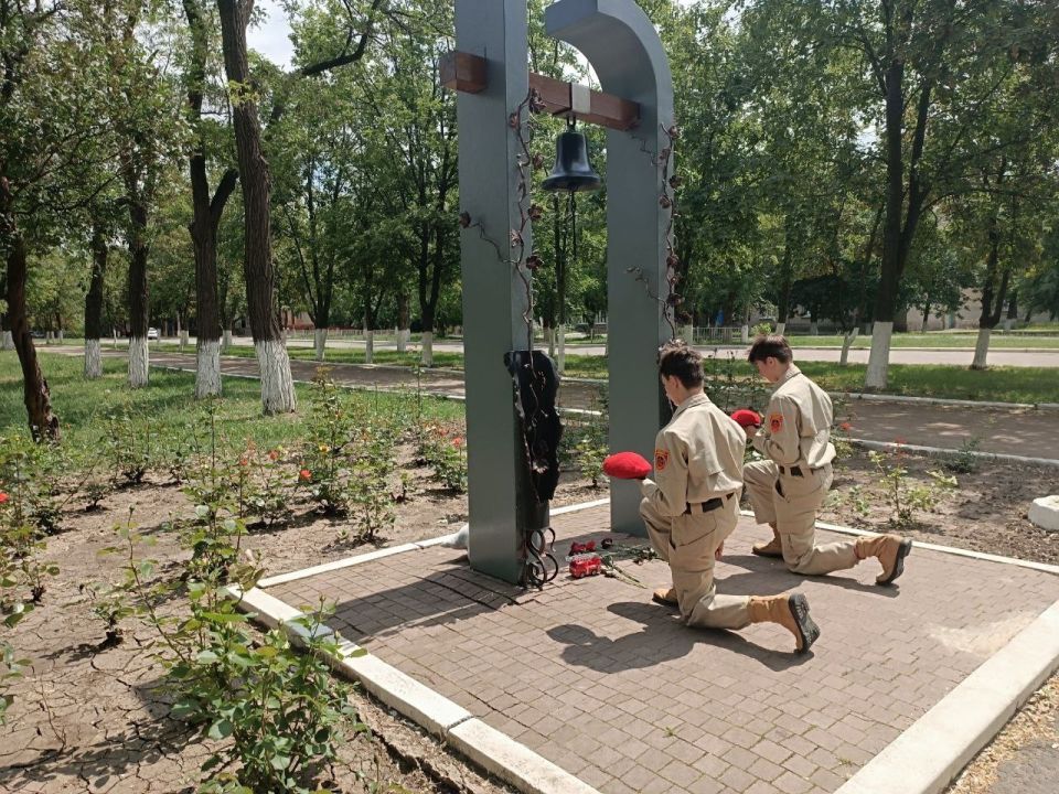 01.06.2025. Юнармейцы ВПК «Амазонки», ВПК «КОРСА» имени Героя РФ, Героя ДНР О. С. Качуры г. Горловки в День защиты детей, отдавая дань уважения невинным жертвам конфликта, чьи жизни были оборваны, заступили в почётный караул... 01.06.2025. Юнармейцы ВПК «Амазонки», ВПК «КОРСА» имени Героя РФ, Героя ДНР О. С. Качуры г. Горловки в День защиты детей, отдавая дань уважения невинным жертвам конфликта, чьи жизни были оборваны, заступили в почётный караул...