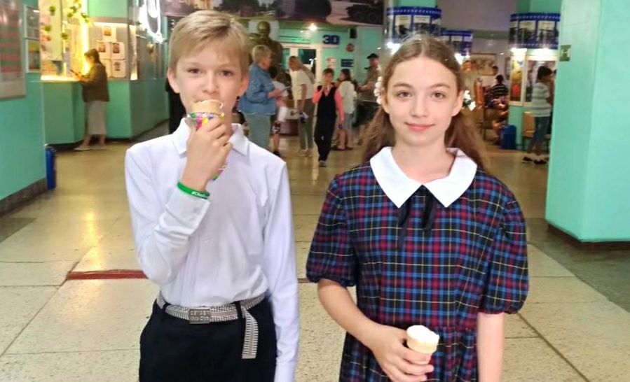 ПРАЗДНИК ДЕТСТВА. По инициативе Донецкого городского совета юные граждане нашего города в День защиты детей посетили центральный кинозал ПРАЗДНИК ДЕТСТВА. По инициативе Донецкого городского совета юные граждане нашего города в День защиты детей посетили центральный кинозал