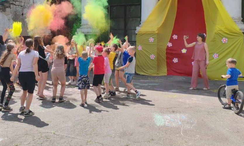 В Снежном отметили Международный день защиты детей В Снежном отметили Международный день защиты детей