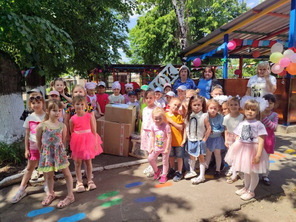 С Днём защиты детей!. К празднованию Дня защиты детей во все дошкольные учреждения Иловайска делегаты из Москвы - Вероника Абысова и Александр Аршанский передали ребятам подарки: спортивный инвентарь, игрушки, книжки... С Днём защиты детей!. К празднованию Дня защиты детей во все дошкольные учреждения Иловайска делегаты из Москвы - Вероника Абысова и Александр Аршанский передали ребятам подарки: спортивный инвентарь, игрушки, книжки...