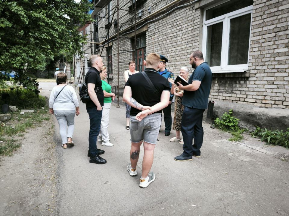 Продолжаются встречи с жителями Ленинского района города Донецка Продолжаются встречи с жителями Ленинского района города Донецка