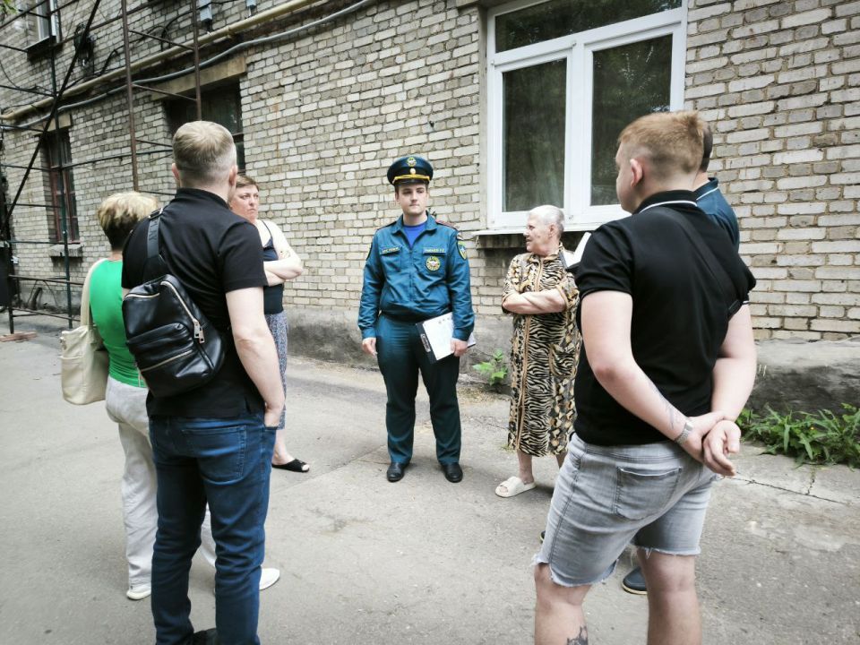 Продолжаются встречи с жителями Ленинского района города Донецка Продолжаются встречи с жителями Ленинского района города Донецка