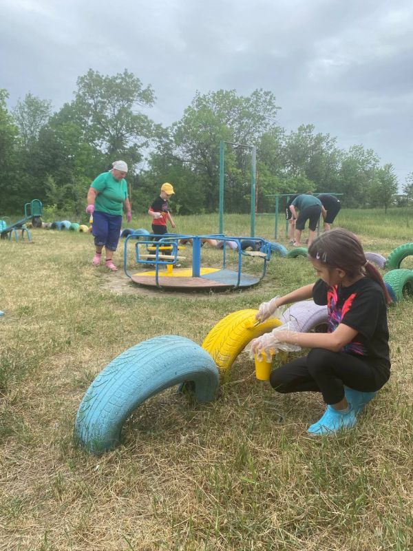 В честь праздника Международного дня соседей сотрудники Моспинского территориального управления администрации городского округа Донецк совместно с жителями с. Темрюк организовали ремонт и окрашивание детской площадки В честь праздника Международного дня соседей сотрудники Моспинского территориального управления администрации городского округа Донецк совместно с жителями с. Темрюк организовали ремонт и окрашивание детской площадки