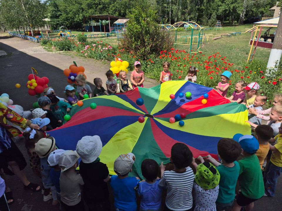 С Днём защиты детей!. К празднованию Дня защиты детей во все дошкольные учреждения Иловайска делегаты из Москвы - Вероника Абысова и Александр Аршанский передали ребятам подарки: спортивный инвентарь, игрушки, книжки... С Днём защиты детей!. К празднованию Дня защиты детей во все дошкольные учреждения Иловайска делегаты из Москвы - Вероника Абысова и Александр Аршанский передали ребятам подарки: спортивный инвентарь, игрушки, книжки...