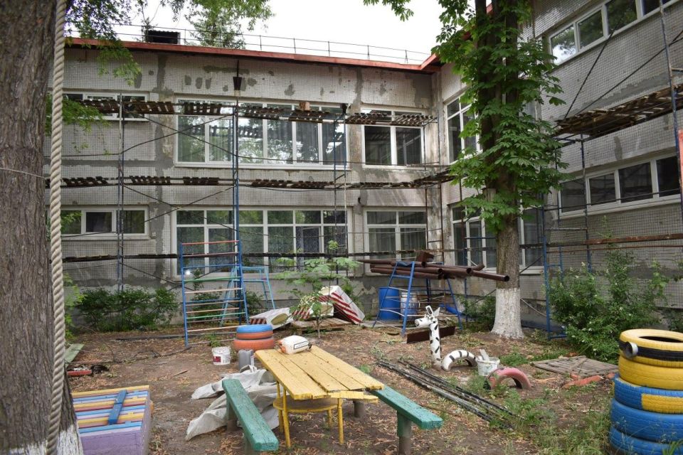 Владимирцы приступили к утеплению фасада детского сада в Кировском Владимирцы приступили к утеплению фасада детского сада в Кировском