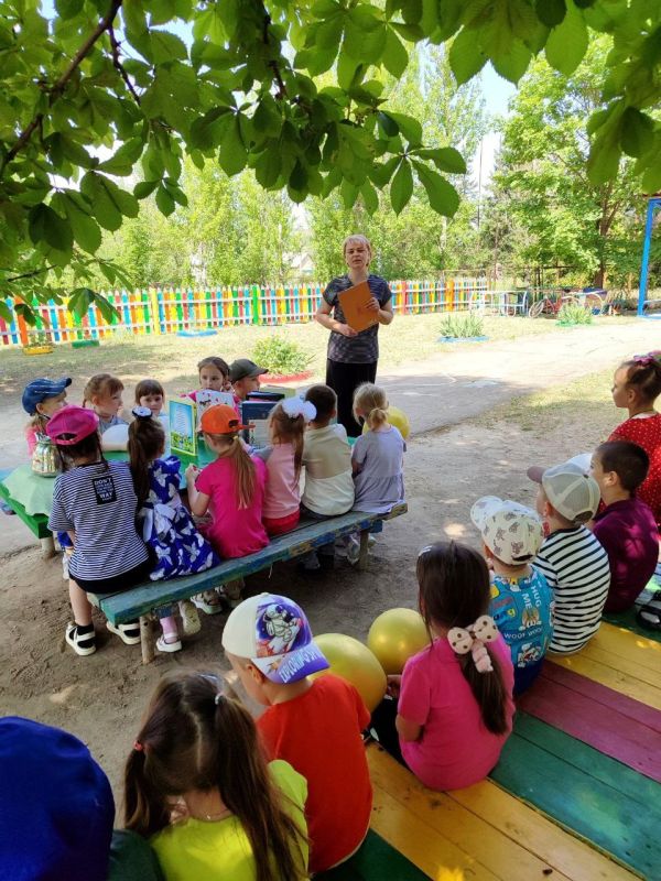 2 июня сотрудники Зуевской библиотеки-филиала №5 подготовили для ребят ГКДОУ «Детский сад №13 г.о. Харцызск» литературную карусель «Вас ждут на острове чтения», посвященной Международному дню защиты детей 2 июня сотрудники Зуевской библиотеки-филиала №5 подготовили для ребят ГКДОУ «Детский сад №13 г.о. Харцызск» литературную карусель «Вас ждут на острове чтения», посвященной Международному дню защиты детей