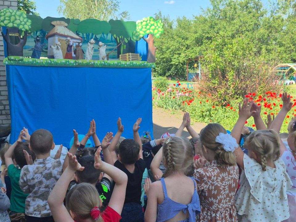 С Днём защиты детей!. К празднованию Дня защиты детей во все дошкольные учреждения Иловайска делегаты из Москвы - Вероника Абысова и Александр Аршанский передали ребятам подарки: спортивный инвентарь, игрушки, книжки... С Днём защиты детей!. К празднованию Дня защиты детей во все дошкольные учреждения Иловайска делегаты из Москвы - Вероника Абысова и Александр Аршанский передали ребятам подарки: спортивный инвентарь, игрушки, книжки...