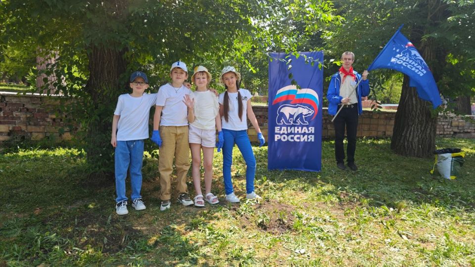 В рамках партийного проекта «Зеленая экономика» активисты первичного отделения Всероссийской политической партии «Единая Россия» №198 г. Донецк высадили ели В рамках партийного проекта «Зеленая экономика» активисты первичного отделения Всероссийской политической партии «Единая Россия» №198 г. Донецк высадили ели