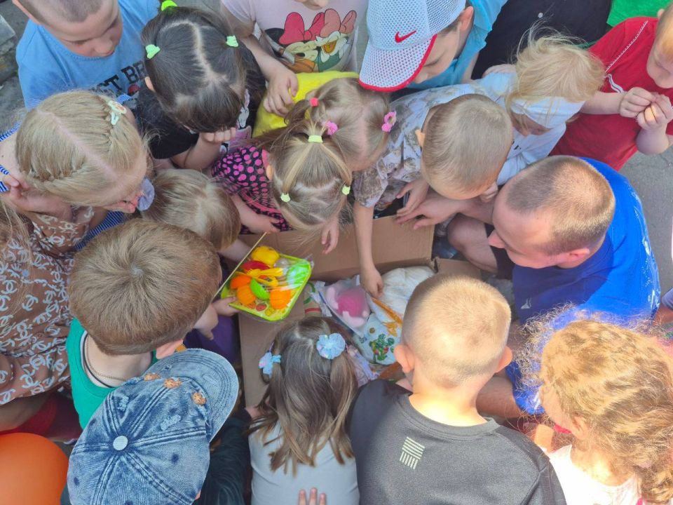 С Днём защиты детей!. К празднованию Дня защиты детей во все дошкольные учреждения Иловайска делегаты из Москвы - Вероника Абысова и Александр Аршанский передали ребятам подарки: спортивный инвентарь, игрушки, книжки... С Днём защиты детей!. К празднованию Дня защиты детей во все дошкольные учреждения Иловайска делегаты из Москвы - Вероника Абысова и Александр Аршанский передали ребятам подарки: спортивный инвентарь, игрушки, книжки...