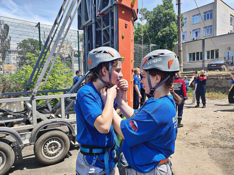 Юные снежнянцы поучаствовали в республиканском слёте школьных спасательных отрядов Юные снежнянцы поучаствовали в республиканском слёте школьных спасательных отрядов