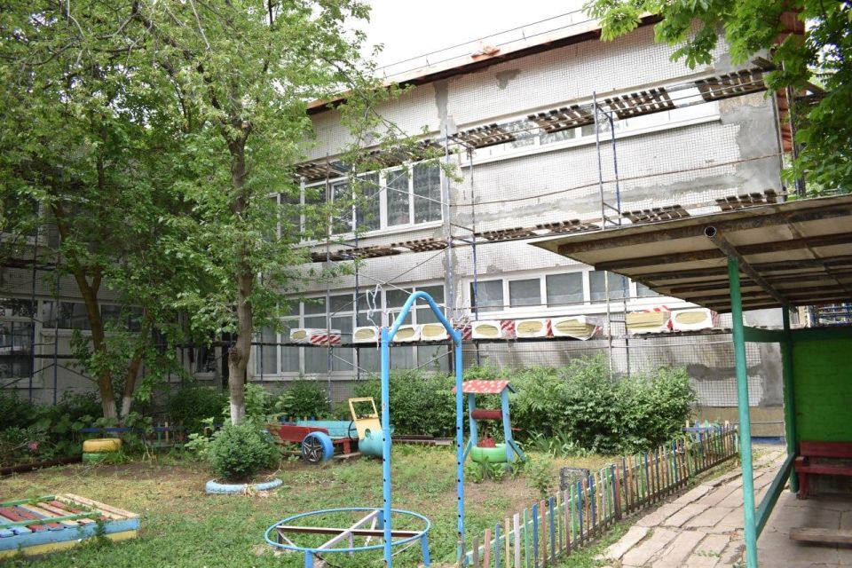 Владимирцы приступили к утеплению фасада детского сада в Кировском Владимирцы приступили к утеплению фасада детского сада в Кировском