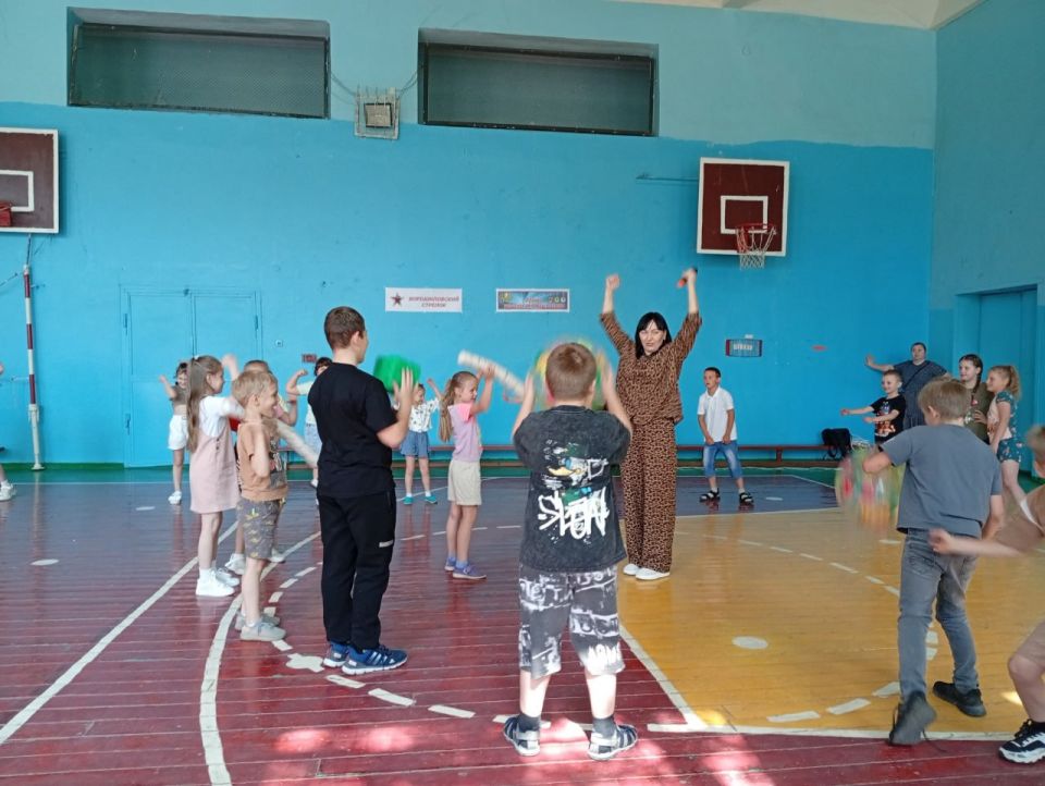 Сегодня культорганизатор Зугрэсского городского Дворца культуры Светлана Витальевна Богданова провела развлекательно-игровую программу для детей школьного лагеря ГБОУ "СШ № 17 г.о. Харцызск" Сегодня культорганизатор Зугрэсского городского Дворца культуры Светлана Витальевна Богданова провела развлекательно-игровую программу для детей школьного лагеря ГБОУ "СШ № 17 г.о. Харцызск"