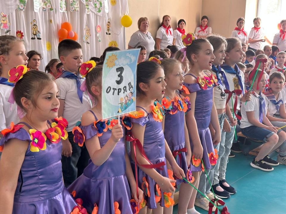 В Старобешевском округе прошло открытие пришкольного летнего лагеря «Ромашка» В Старобешевском округе прошло открытие пришкольного летнего лагеря «Ромашка»